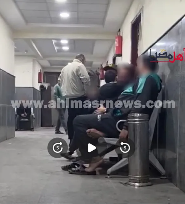 صغير كفر الشيخ يجلس بين أحضان والده قبل بدء التحقيقات 