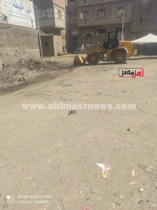 طفل يقود معدة اللودر لمحلية في قنا 