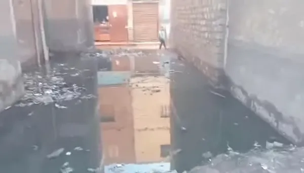 غرق شوارع بمياه الصرف الصحي 