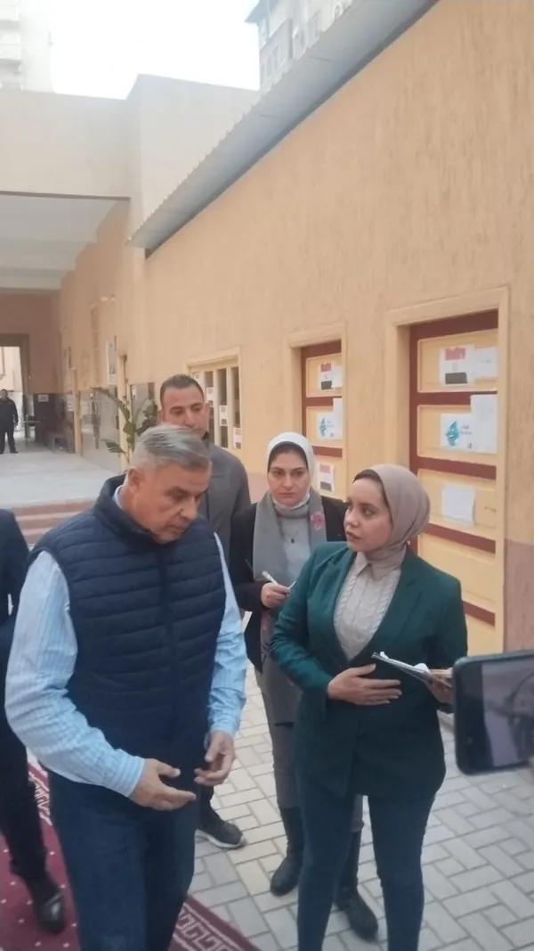 محافظ الإسكندرية داخل إحدى اللجان