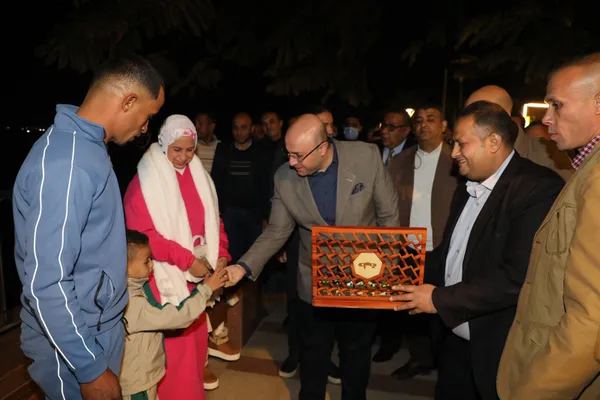 محافظ بنى سويف يوزع شيكولاته 
