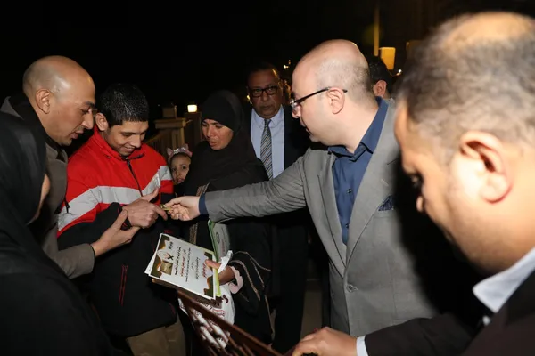 محافظ بنى سويف يوزع شيكولاته 