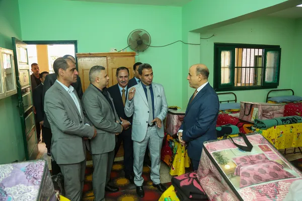 محافظ كفرالشيخ يتفقد مدارس التربية الخاصة ويوزّع هدايا على طلابها بمناسبة اليوم العالمي لذوي الهمم