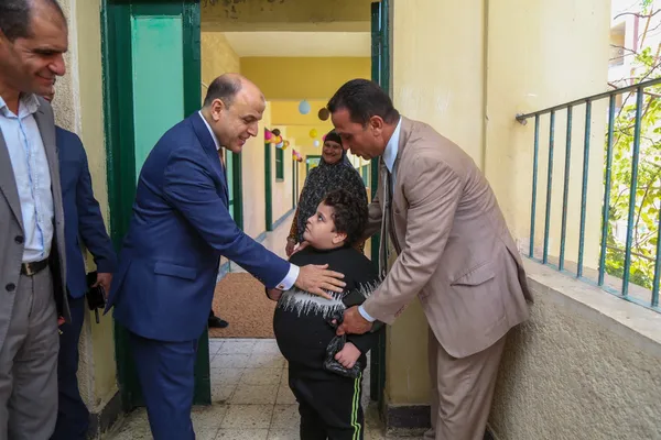 محافظ كفرالشيخ يتفقد مدارس التربية الخاصة ويوزّع هدايا على طلابها بمناسبة اليوم العالمي لذوي الهمم