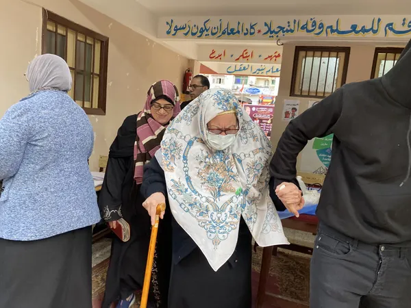 مسنة امام لجنتها الانتخابية ببورسعيد: حبيبى يا اللى أنا أنتخبتك ، أمانة عليك يا ابنى راعى المسنين