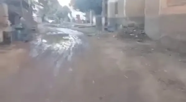 مياه الصرف الصحي تعيق حركة المواطنين بقنا