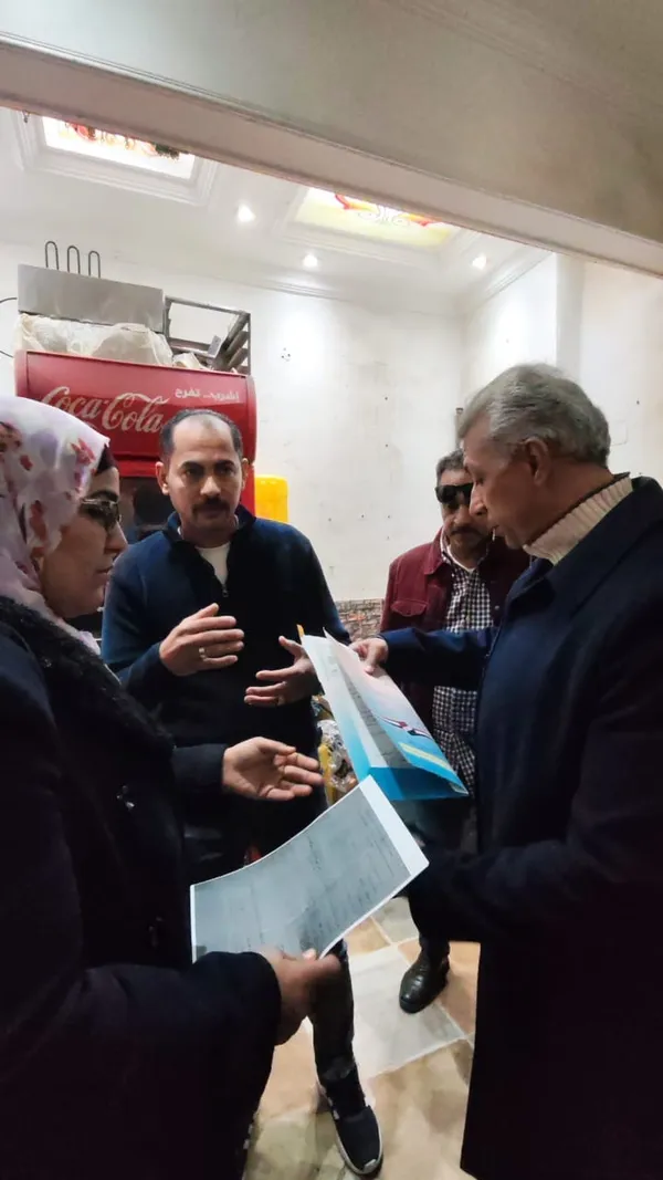 بعد تسمم حالتين .. رئيس حي الزهور يترأس حملة مفاجئة على احد المطاعم بمنطقة التعاونيات