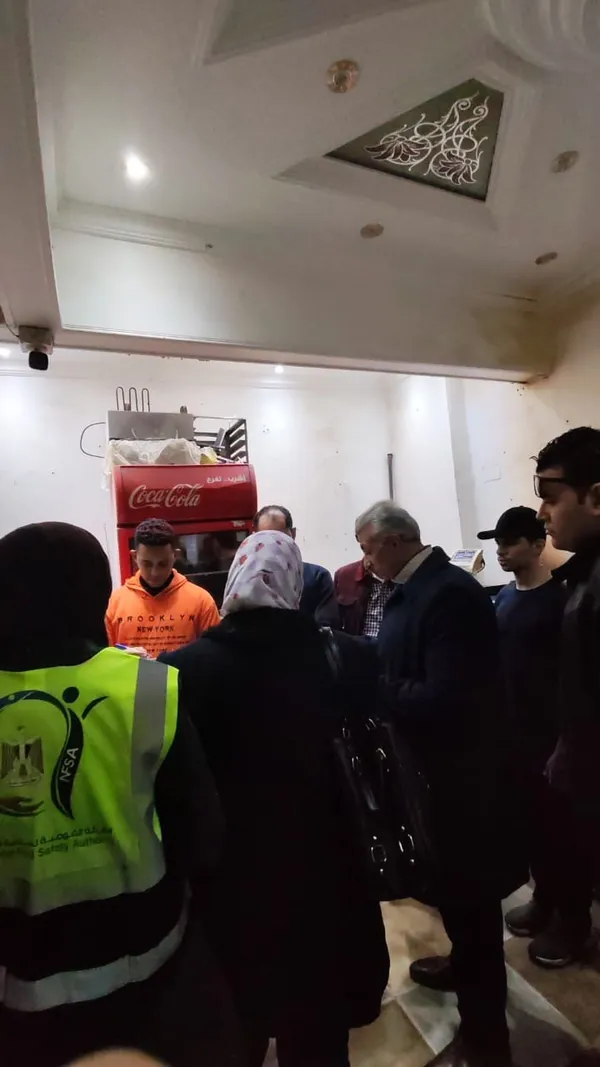 ترأس اللواء أيمن صبحي قليني رئيس حي الزهور ، حملة مفاجئة بالاشتراك مع هيئة سلامة الغذاء ببورسعيد ، علي 