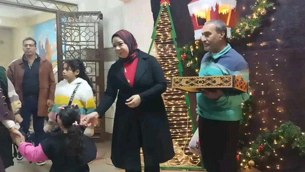  توزيع ورود وحلوى على المحتفلين بكنيسة مارجرجس بدسوق  