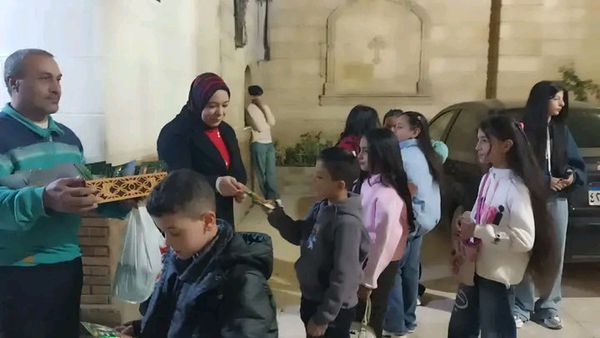  توزيع ورود وحلوى على المحتفلين بكنيسة مارجرجس بدسوق  