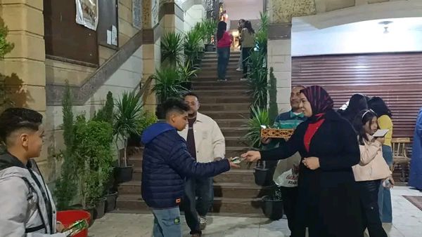  توزيع ورود وحلوى على المحتفلين بكنيسة مارجرجس بدسوق  