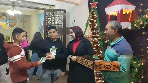  توزيع ورود وحلوى على المحتفلين بكنيسة مارجرجس بدسوق  