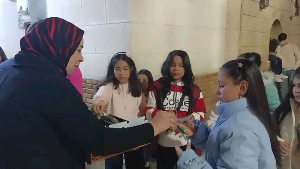  توزيع ورود وحلوى على المحتفلين بكنيسة مارجرجس بدسوق  