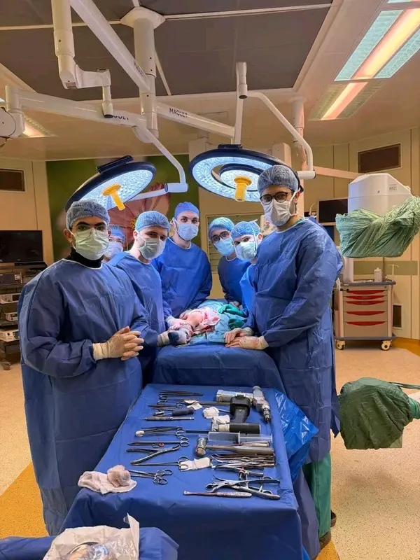 جانب من العملية الجراحية 