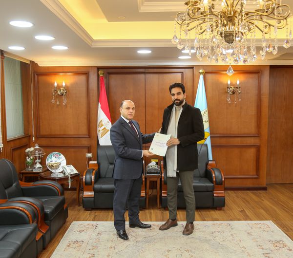 جانب من تسليم العقود 