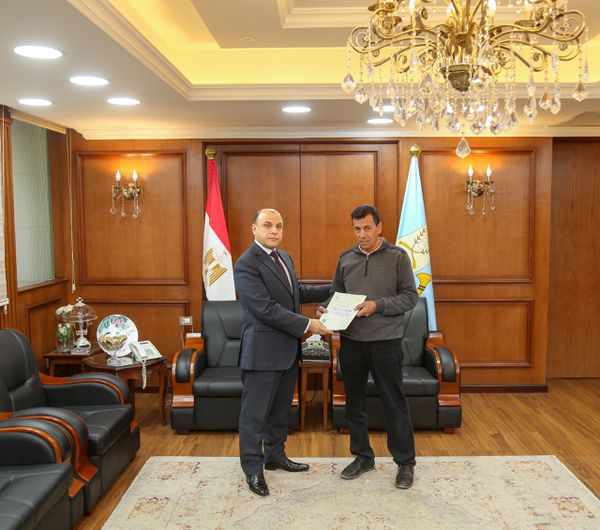 جانب من تسليم العقود 