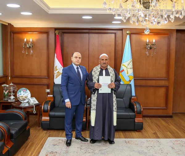 جانب من تسليم العقود 