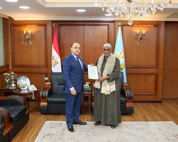 جانب من تسليم العقود 