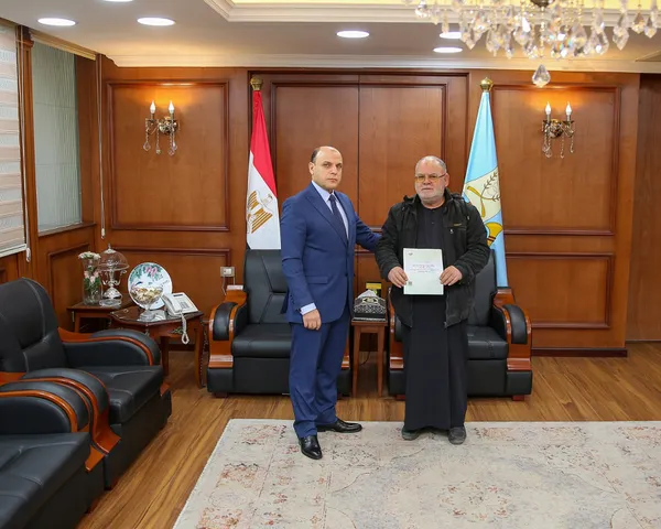 جانب من تسليم العقود 