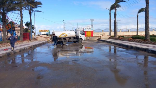 جانب من كسح مياه الأمطار  