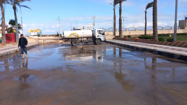 جانب من كسح مياه الأمطار  