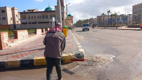 جانب من كسح مياه الأمطار  