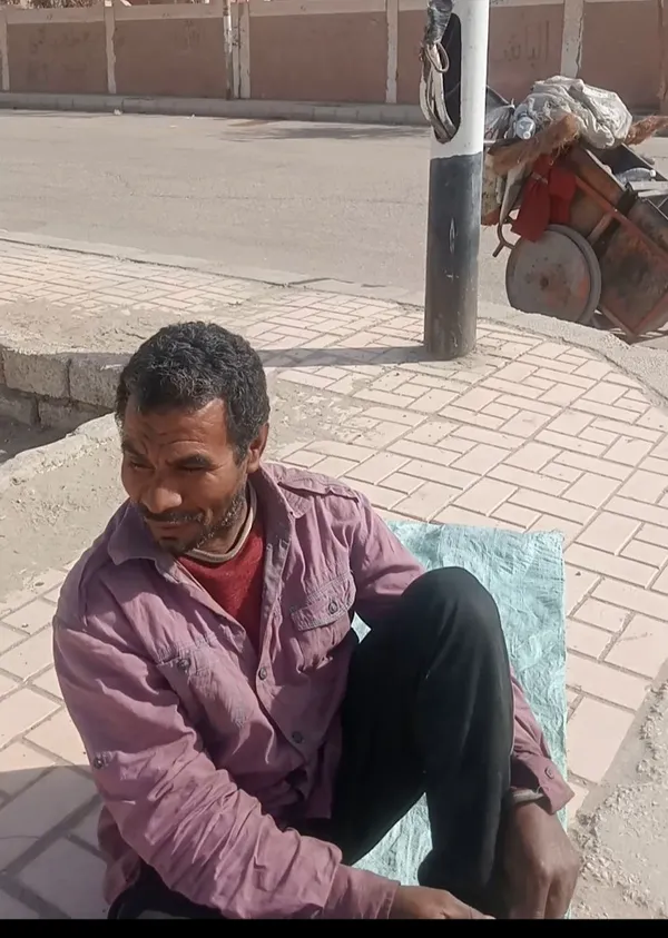 عامل النظافة اثناء اداء الصلاة 