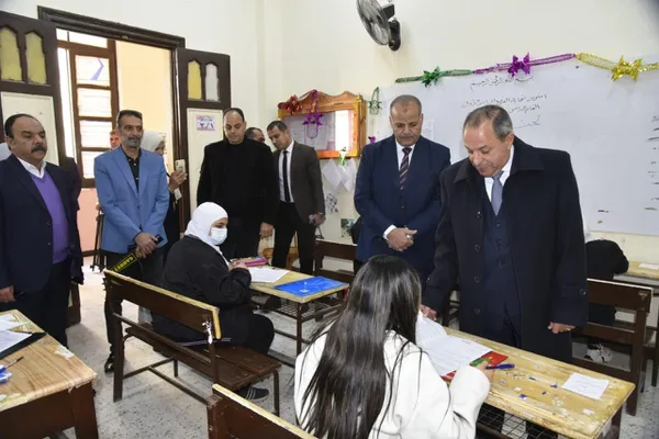 محافظ بورسعيد يؤكد على توفير الهدوء والانضباط داخل اللجان الشهادة الاعدادية ، وحسن معاملة الطلاب