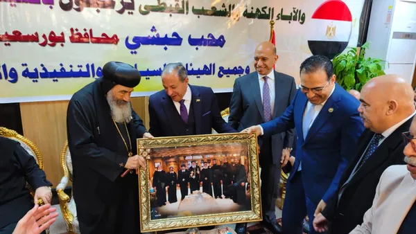 محافظ بورسعيد يزور الكاتدرائية ليشارك الإخوة الأقباط احتفالات عيد الميلاد المجيد 