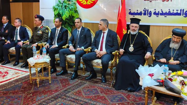 محافظ بورسعيد يزور الكاتدرائية ليشارك الإخوة الأقباط احتفالات عيد الميلاد المجيد 