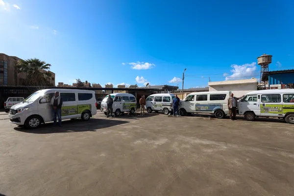 محافظ كفرالشيخ يعتمد تحديث مشروع «السيرفيس» الجديد طبقًا للهوية البصرية للمحافظة