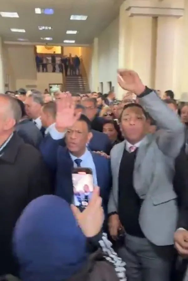 نقيب المحامين داخل نيابة النزهة