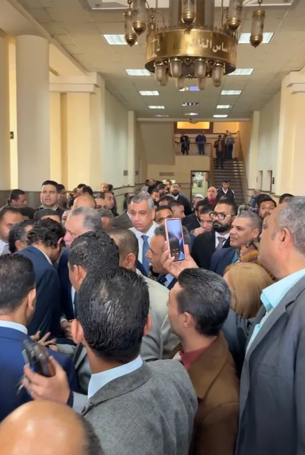 نقيب المحامين داخل نيابة النزهة