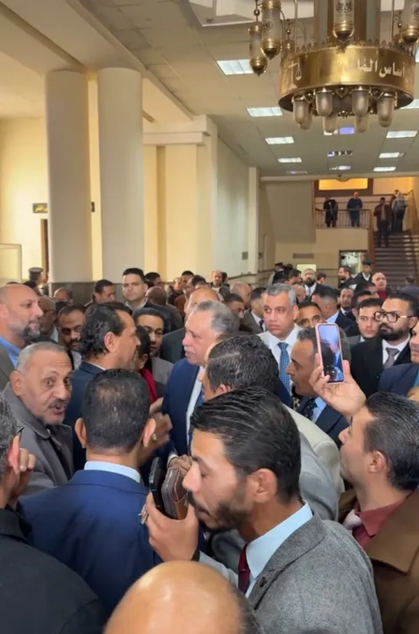 نقيب المحامين داخل نيابة النزهة