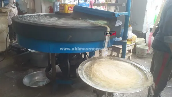 إقبال على شراء الكنافة والقطائف بأسواق كفر الشيخ 