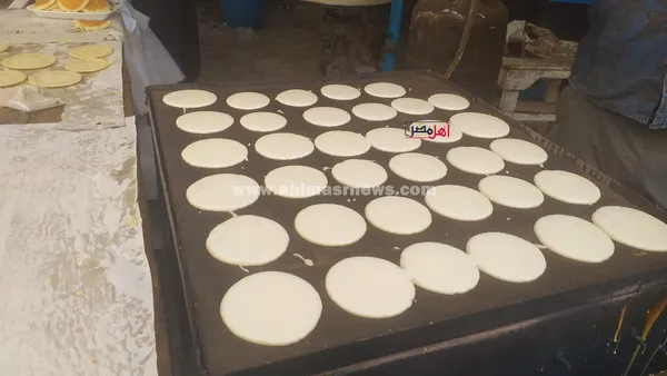إقبال على شراء الكنافة والقطائف بأسواق كفر الشيخ 