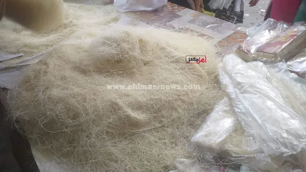 إقبال على شراء الكنافة والقطائف بأسواق كفر الشيخ 