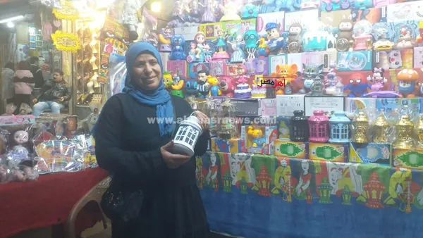 إقبال على شراء فوانيس وزينة رمضان في أولى ليالي الشهر الفضيل 