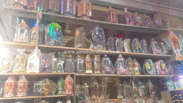 إقبال على شراء فوانيس وزينة رمضان في أولى ليالي الشهر الفضيل 