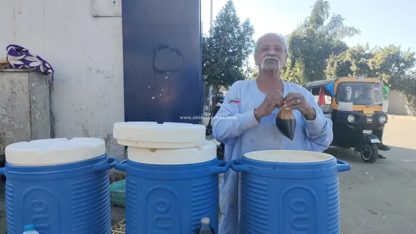 العم حسني بائع المشروبات الشعبية 