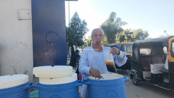 العم حسني بائع المشروبات الشعبية 