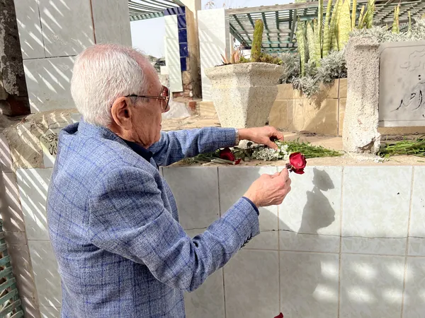 بعد رحيلها بـ 5 سنوات.. زوج يهدي زوجته بوكيه ورد أحمر على قبرها في عيد الحب ببورسعيد: وحشتينى