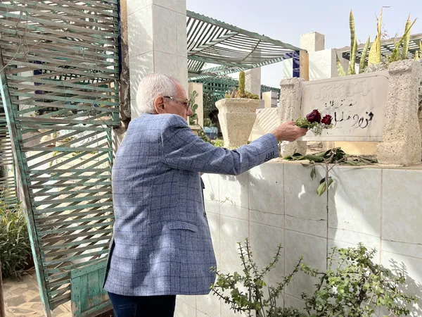 بعد رحيلها بـ 5 سنوات.. زوج يهدي زوجته بوكيه ورد أحمر على قبرها في عيد الحب ببورسعيد: وحشتينى