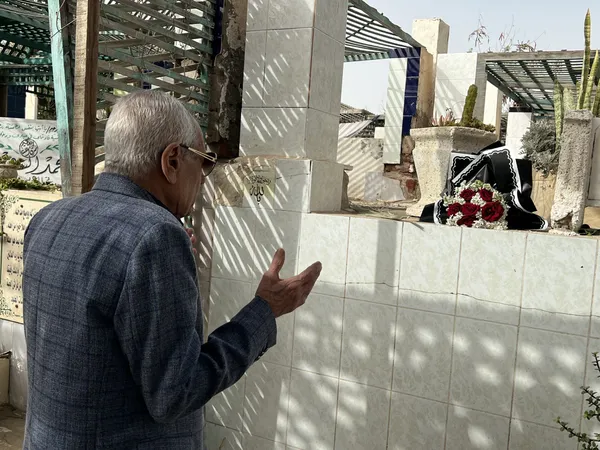 بعد رحيلها بـ 5 سنوات.. زوج يهدي زوجته بوكيه ورد أحمر على قبرها في عيد الحب ببورسعيد: وحشتينى