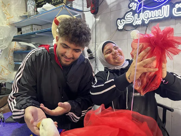 بفيونكة حمراء.. شاب يهدي والدته «بطة» في عيد الحب ببورسعيد: علشان تطبخها في أول يوم رمضان