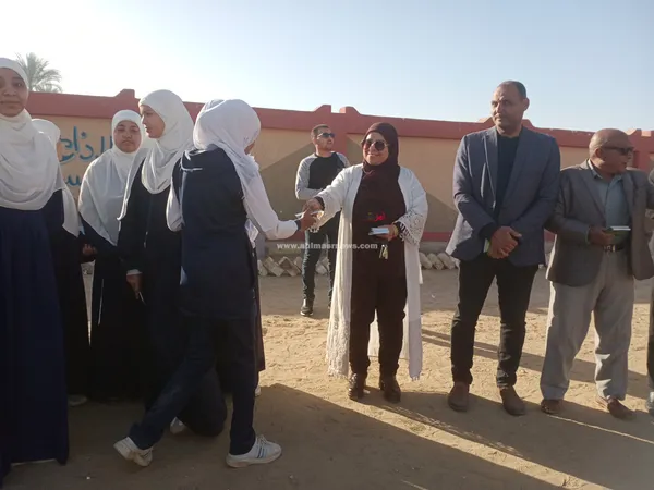 توزيع هدايا على الطلاب