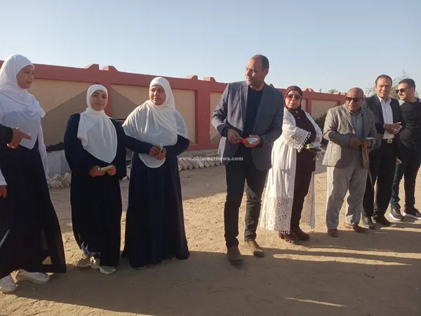 توزيع هدايا على الطلاب