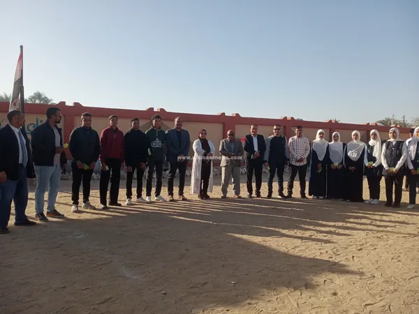 توزيع هدايا على الطلاب