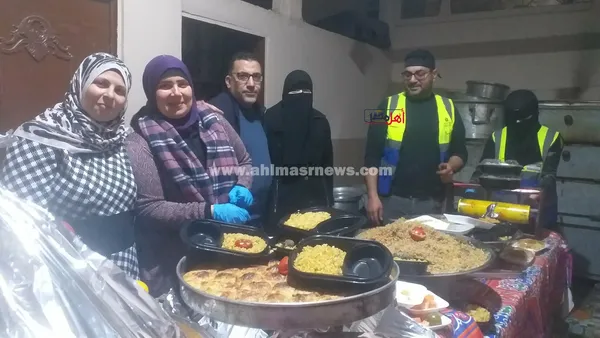 جانب من تجهيز الوجبات 