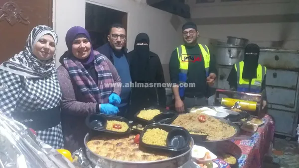 جانب من تجهيز الوجبات 